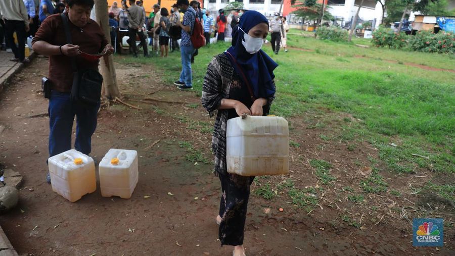 Antrean warga untuk mendapatkan minyak goreng di Pasar Senen, Jakarta, Kamis (17/3/2022). (CNBC Indonesia/Muhammad Sabki)