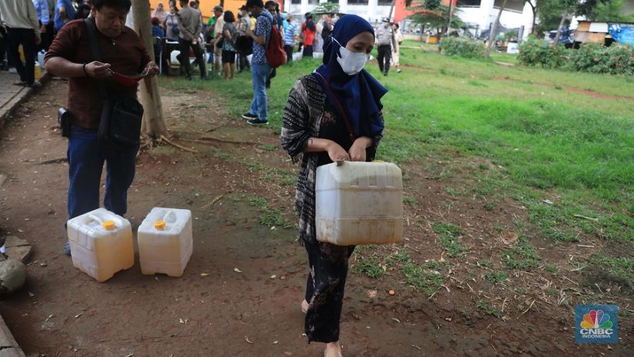Antrean warga untuk mendapatkan minyak goreng di Pasar Senen, Jakarta, Kamis (17/3/2022). (CNBC Indonesia/Muhammad Sabki) Antrean warga untuk mendapatkan minyak goreng di Pasar Senen, Jakarta, Kamis (17/3/2022). (CNBC Indonesia/Muhammad Sabki)