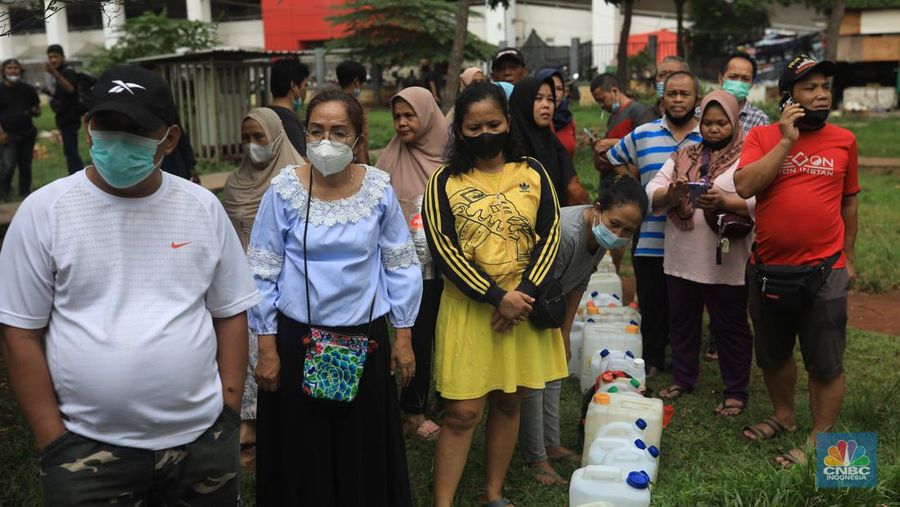 Antrean warga untuk mendapatkan minyak goreng di Pasar Senen, Jakarta, Kamis (17/3/2022). (CNBC Indonesia/Muhammad Sabki)