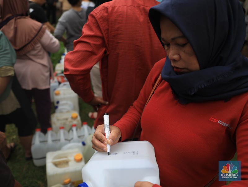 Antrean warga untuk mendapatkan minyak goreng di Pasar Senen, Jakarta, Kamis (17/3/2022). (CNBC Indonesia/Muhammad Sabki)