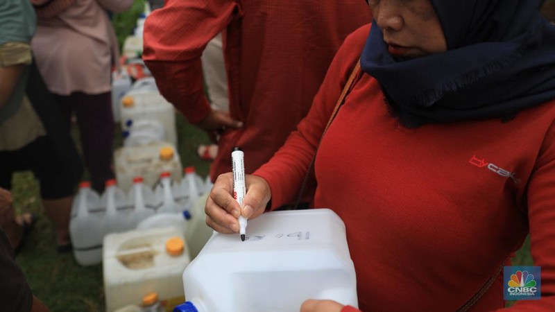 Antrean warga untuk mendapatkan minyak goreng di Pasar Senen, Jakarta, Kamis (17/3/2022). (CNBC Indonesia/Muhammad Sabki)