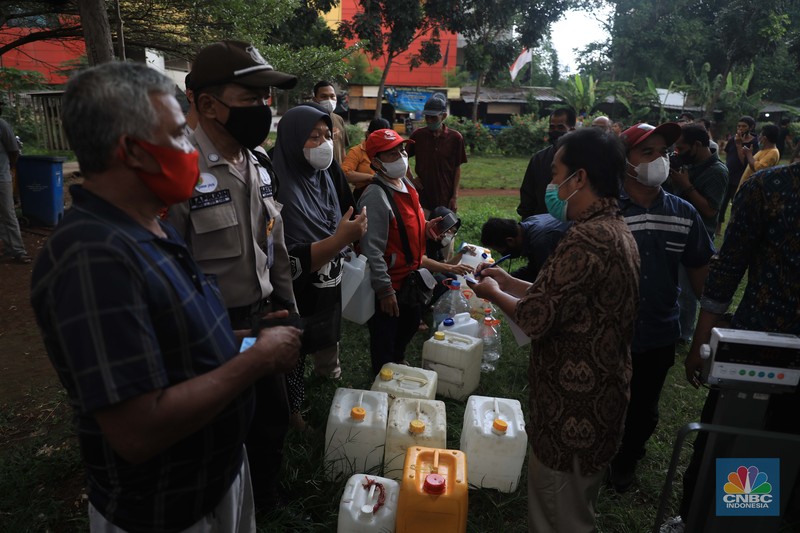 Antrean warga untuk mendapatkan minyak goreng di Pasar Senen, Jakarta, Kamis (17/3/2022). (CNBC Indonesia/Muhammad Sabki) Antrean warga untuk mendapatkan minyak goreng di Pasar Senen, Jakarta, Kamis (17/3/2022). (CNBC Indonesia/Muhammad Sabki)