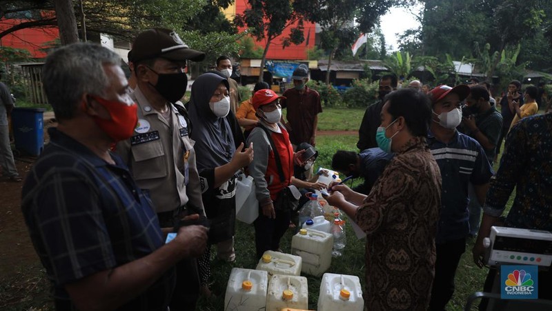Antrean warga untuk mendapatkan minyak goreng di Pasar Senen, Jakarta, Kamis (17/3/2022). (CNBC Indonesia/Muhammad Sabki)