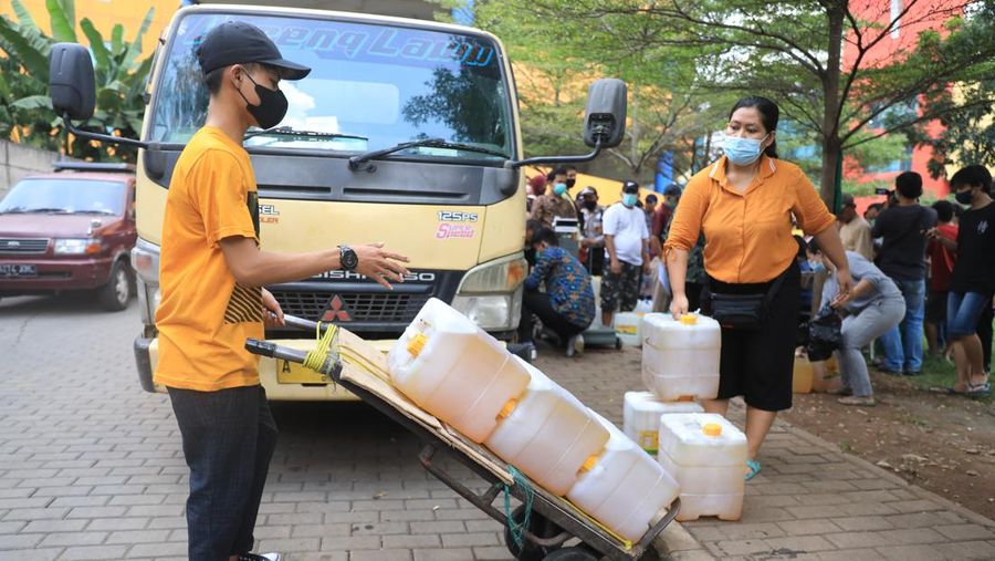 Antrian Minyak Goreng di Psar Senen