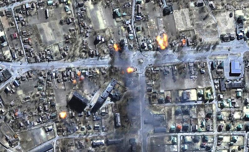 Citra satelit menunjukkan dari dekat rumah yang terbakar dan daerah perumahan, timur laut Chernihiv, Ukraina 16 Maret 2022. (via REUTERS/MAXAR TECHNOLOGIES)