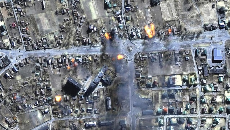 Citra satelit menunjukkan dari dekat rumah yang terbakar dan daerah perumahan, timur laut Chernihiv, Ukraina 16 Maret 2022. (via REUTERS/MAXAR TECHNOLOGIES)