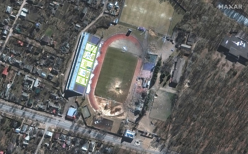 Citra satelit menunjukkan dari dekat rumah yang terbakar dan daerah perumahan, timur laut Chernihiv, Ukraina 16 Maret 2022. (via REUTERS/MAXAR TECHNOLOGIES)