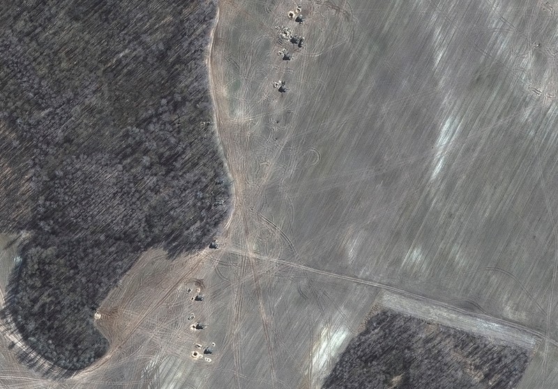 Citra satelit menunjukkan dari dekat rumah yang terbakar dan daerah perumahan, timur laut Chernihiv, Ukraina 16 Maret 2022. (via REUTERS/MAXAR TECHNOLOGIES) Citra satelit menunjukkan dari dekat rumah yang terbakar dan daerah perumahan, timur laut Chernihiv, Ukraina 16 Maret 2022. (via REUTERS/MAXAR TECHNOLOGIES)