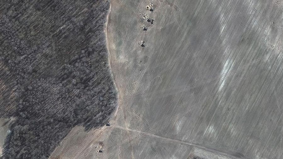 Citra satelit menunjukkan dari dekat rumah yang terbakar dan daerah perumahan, timur laut Chernihiv, Ukraina 16 Maret 2022. (via REUTERS/MAXAR TECHNOLOGIES)