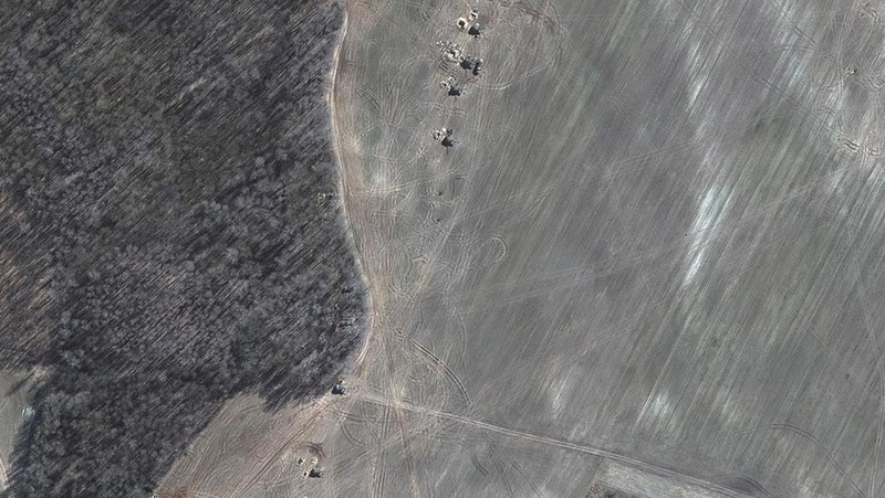 Citra satelit menunjukkan dari dekat rumah yang terbakar dan daerah perumahan, timur laut Chernihiv, Ukraina 16 Maret 2022. (via REUTERS/MAXAR TECHNOLOGIES)