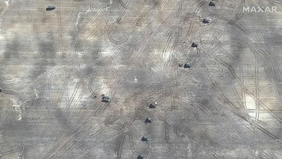 Citra satelit menunjukkan dari dekat rumah yang terbakar dan daerah perumahan, timur laut Chernihiv, Ukraina 16 Maret 2022. (via REUTERS/MAXAR TECHNOLOGIES)