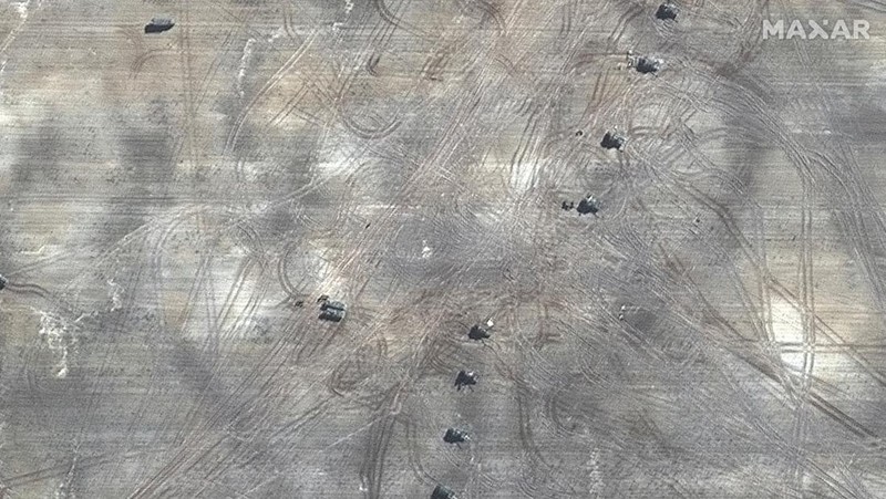 Citra satelit menunjukkan dari dekat rumah yang terbakar dan daerah perumahan, timur laut Chernihiv, Ukraina 16 Maret 2022. (via REUTERS/MAXAR TECHNOLOGIES)