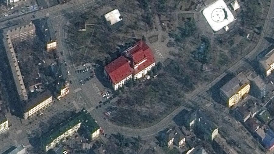 Citra satelit menunjukkan dari dekat rumah yang terbakar dan daerah perumahan, timur laut Chernihiv, Ukraina 16 Maret 2022. (via REUTERS/MAXAR TECHNOLOGIES)