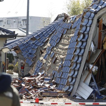 Jepang Pasca Gempa: Kaca-kaca Pecah-Shinkansen Tergelincir