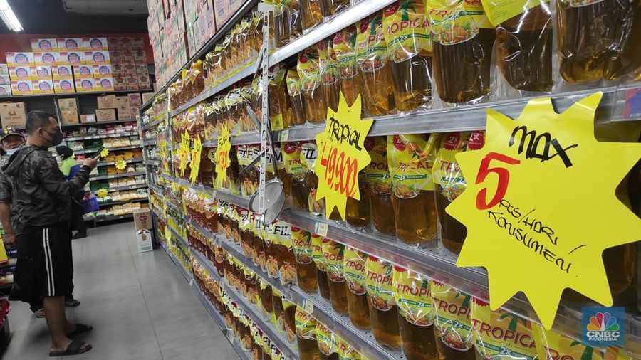 Penjualan minyak goreng di Hypermart Pejaten Village, Jakarta, Kamis (17/3/2022). (CNBC Indonesia/Andrean Kristianto)