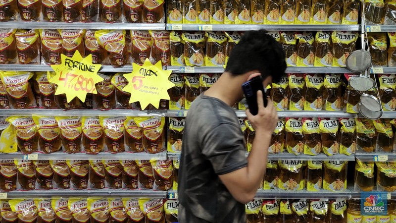 Pengunjung melihat minyak goreng kemasan yang dijual di Superindo, Pamulang 2, Tagerang Selatan, Jumat (18/3/2022). Mulai pukul 00.00 16 Maret 2022 pemerintah mencabut ketentuan Harga Eceran Tertinggi (HET) untuk minyak goreng kemasan sederhana dan premium. (CNBC Indonesia/ Andrean Kristianto)