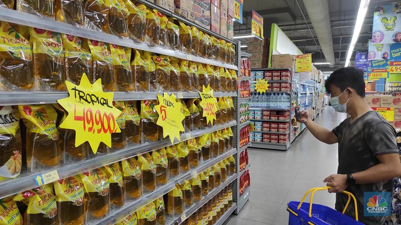 Penjualan minyak goreng di Hypermart Pejaten Village, Jakarta, Kamis (17/3/2022). (CNBC Indonesia/Andrean Kristianto)