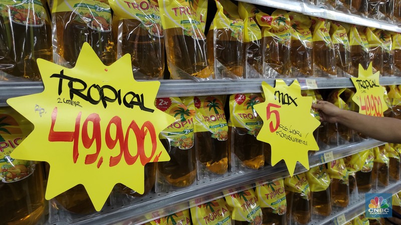 Minyak Goreng Kemasan Pengunjung melihat minyak goreng kemasan yang dijual di Superindo, Pamulang 2, Tagerang Selatan, Jumat (18/3/2022). Mulai pukul 00.00 16 Maret 2022 pemerintah mencabut ketentuan Harga Eceran Tertinggi (HET) untuk minyak goreng kemasan sederhana dan premium. (CNBC Indonesia/ Andrean Kristianto)