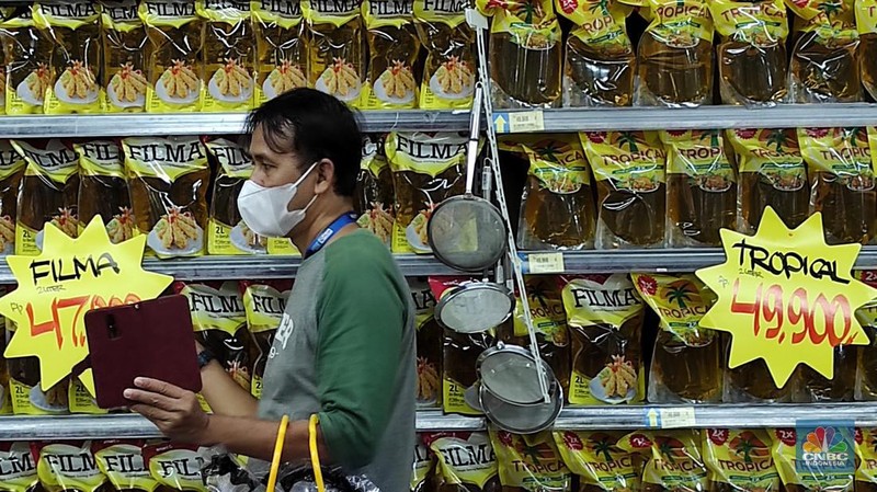 Penjualan minyak goreng di Hypermart Pejaten Village, Jakarta, Kamis (17/3/2022). (CNBC Indonesia/Andrean Kristianto)