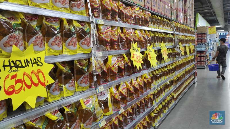 Pengunjung melihat minyak goreng kemasan yang dijual di Lotte Grosir, Alam Sutera, Tagerang Selatan, Jumat (18/3/2022). Mulai pukul 00.00 16 Maret 2022 pemerintah mencabut ketentuan Harga Eceran Tertinggi (HET) untuk minyak goreng kemasan sederhana dan premium. (CNBC Indonesia/ Andrean Kristianto)