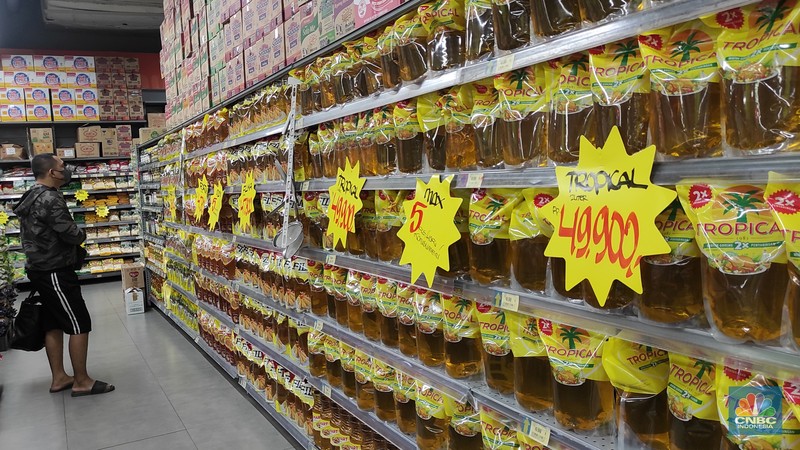 Pengunjung melihat minyak goreng kemasan yang dijual di Lotte Grosir, Alam Sutera, Tagerang Selatan, Jumat (18/3/2022). Mulai pukul 00.00 16 Maret 2022 pemerintah mencabut ketentuan Harga Eceran Tertinggi (HET) untuk minyak goreng kemasan sederhana dan premium. (CNBC Indonesia/ Andrean Kristianto)