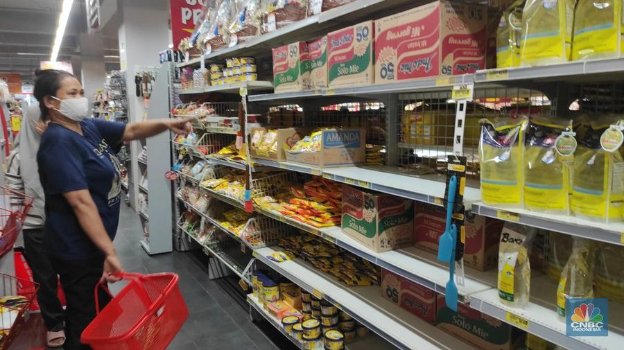 Penjualan minyak goreng di Hypermart Pejaten Village, Jakarta, Kamis (17/3/2022). (CNBC Indonesia/Andrean Kristianto)