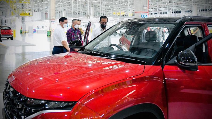 Presiden Joko Widodo meluncurkan mobil listrik pertama yang dirakit di Indonesia dalam kunjungan kerjanya ke pabrik PT Hyundai Motor Manufacturing Indonesia di Kabupaten Bekasi, Provinsi Jawa Barat, pada Rabu, 16 Maret 2022. (Biro Pers Sekretariat Presiden)