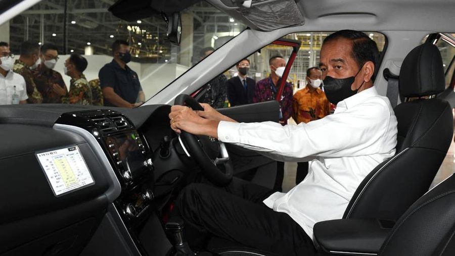 Presiden Joko Widodo meluncurkan mobil listrik pertama yang dirakit di Indonesia dalam kunjungan kerjanya ke pabrik PT Hyundai Motor Manufacturing Indonesia di Kabupaten Bekasi, Provinsi Jawa Barat, pada Rabu, 16 Maret 2022. (Biro Pers Sekretariat Presiden)