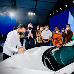 Media Asing Sorot Ambisi Mobil Listrik Jokowi, Kenapa?