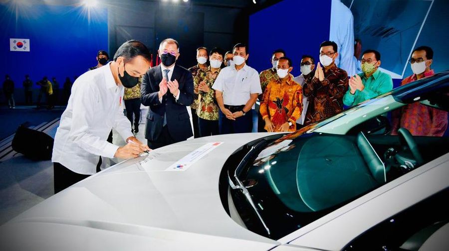 Presiden Joko Widodo meluncurkan mobil listrik pertama yang dirakit di Indonesia dalam kunjungan kerjanya ke pabrik PT Hyundai Motor Manufacturing Indonesia di Kabupaten Bekasi, Provinsi Jawa Barat, pada Rabu, 16 Maret 2022. (Biro Pers Sekretariat Presiden)