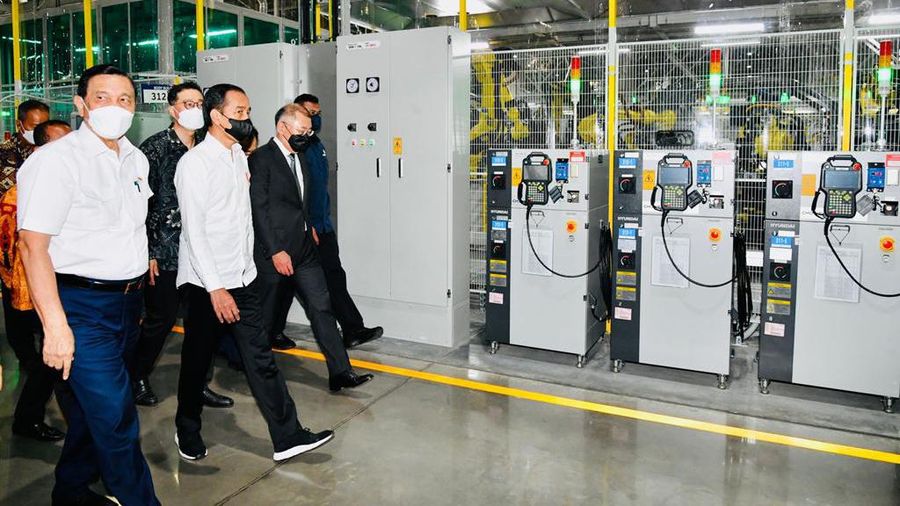 Presiden Joko Widodo meluncurkan mobil listrik pertama yang dirakit di Indonesia dalam kunjungan kerjanya ke pabrik PT Hyundai Motor Manufacturing Indonesia di Kabupaten Bekasi, Provinsi Jawa Barat, pada Rabu, 16 Maret 2022. (Biro Pers Sekretariat Presiden)