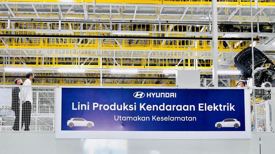 Presiden Joko Widodo meluncurkan mobil listrik pertama yang dirakit di Indonesia dalam kunjungan kerjanya ke pabrik PT Hyundai Motor Manufacturing Indonesia di Kabupaten Bekasi, Provinsi Jawa Barat, pada Rabu, 16 Maret 2022. (Biro Pers Sekretariat Presiden)