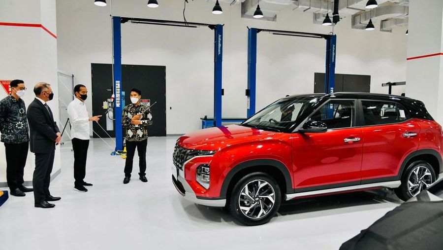 Presiden Joko Widodo meluncurkan mobil listrik pertama yang dirakit di Indonesia dalam kunjungan kerjanya ke pabrik PT Hyundai Motor Manufacturing Indonesia di Kabupaten Bekasi, Provinsi Jawa Barat, pada Rabu, 16 Maret 2022. (Biro Pers Sekretariat Presiden)
