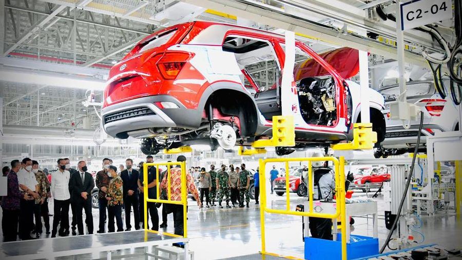 Presiden Joko Widodo meluncurkan mobil listrik pertama yang dirakit di Indonesia dalam kunjungan kerjanya ke pabrik PT Hyundai Motor Manufacturing Indonesia di Kabupaten Bekasi, Provinsi Jawa Barat, pada Rabu, 16 Maret 2022. (Biro Pers Sekretariat Presiden)
