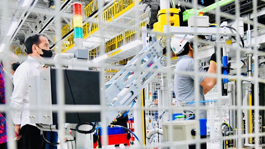 Presiden Joko Widodo meluncurkan mobil listrik pertama yang dirakit di Indonesia dalam kunjungan kerjanya ke pabrik PT Hyundai Motor Manufacturing Indonesia di Kabupaten Bekasi, Provinsi Jawa Barat, pada Rabu, 16 Maret 2022. (Biro Pers Sekretariat Presiden)