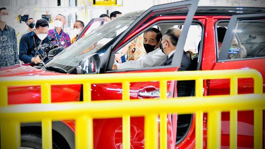 Presiden Joko Widodo meluncurkan mobil listrik pertama yang dirakit di Indonesia dalam kunjungan kerjanya ke pabrik PT Hyundai Motor Manufacturing Indonesia di Kabupaten Bekasi, Provinsi Jawa Barat, pada Rabu, 16 Maret 2022. (Biro Pers Sekretariat Presiden)
