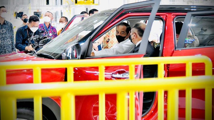 Presiden Joko Widodo meluncurkan mobil listrik pertama yang dirakit di Indonesia dalam kunjungan kerjanya ke pabrik PT Hyundai Motor Manufacturing Indonesia di Kabupaten Bekasi, Provinsi Jawa Barat, pada Rabu, 16 Maret 2022. (Biro Pers Sekretariat Presiden) Presiden Joko Widodo meluncurkan mobil listrik pertama yang dirakit di Indonesia dalam kunjungan kerjanya ke pabrik PT Hyundai Motor Manufacturing Indonesia di Kabupaten Bekasi, Provinsi Jawa Barat, pada Rabu, 16 Maret 2022. (Biro Pers Sekretariat Presiden)