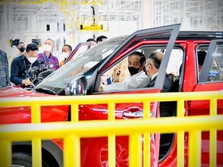 Harga Mobil Listrik Buatan RI 3x Lebih Mahal dari Mobil China