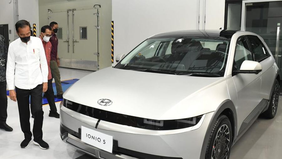 Presiden Joko Widodo meluncurkan mobil listrik pertama yang dirakit di Indonesia dalam kunjungan kerjanya ke pabrik PT Hyundai Motor Manufacturing Indonesia di Kabupaten Bekasi, Provinsi Jawa Barat, pada Rabu, 16 Maret 2022. (Biro Pers Sekretariat Presiden)