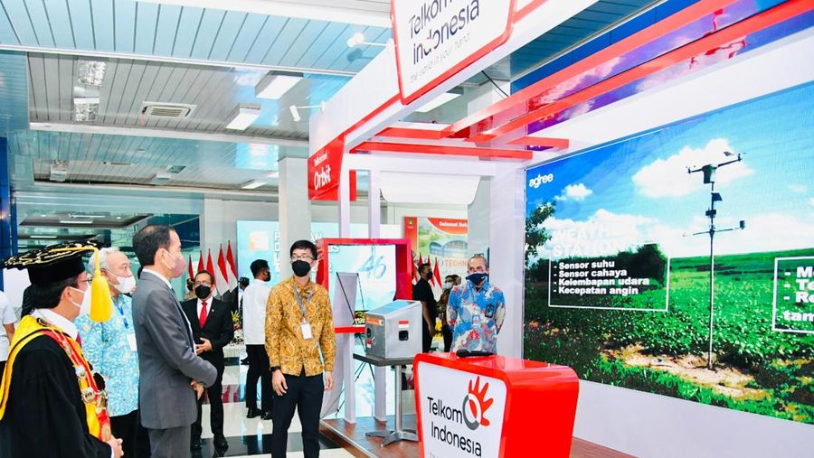 Presiden Jokowi meninjau booth Telkom dalam Pameran Dies Natalis ke-46 Universitas Sebelas Maret (UNS)  Surakarta.