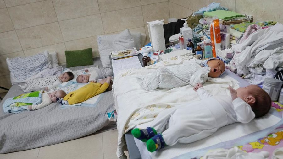 Puluhan bayi telantar di ruang bawah tanah Kyiv, Ukraina. (REUTERS/GLEB GARANICH)