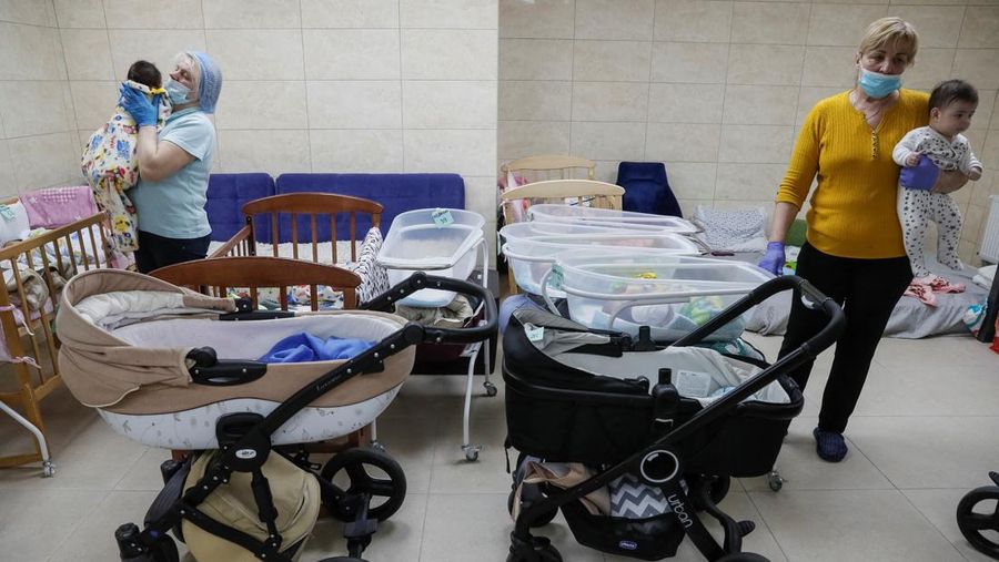 Puluhan bayi telantar di ruang bawah tanah Kyiv, Ukraina. (REUTERS/GLEB GARANICH)