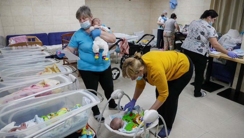 Puluhan bayi telantar di ruang bawah tanah Kyiv, Ukraina. (REUTERS/GLEB GARANICH)