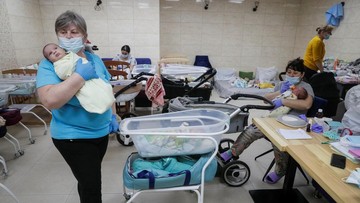 Puluhan bayi telantar di ruang bawah tanah Kyiv, Ukraina. (REUTERS/GLEB GARANICH)