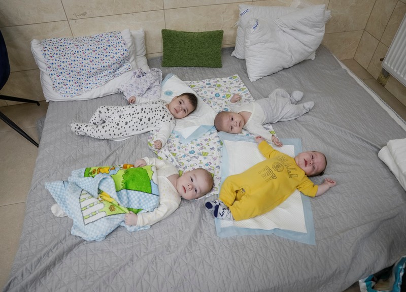 Puluhan bayi telantar di ruang bawah tanah Kyiv, Ukraina. (REUTERS/GLEB GARANICH) Puluhan bayi telantar di ruang bawah tanah Kyiv, Ukraina. (REUTERS/GLEB GARANICH)