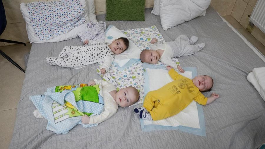 Puluhan bayi telantar di ruang bawah tanah Kyiv, Ukraina. (REUTERS/GLEB GARANICH)