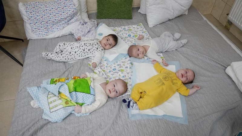 Puluhan bayi telantar di ruang bawah tanah Kyiv, Ukraina. (REUTERS/GLEB GARANICH)