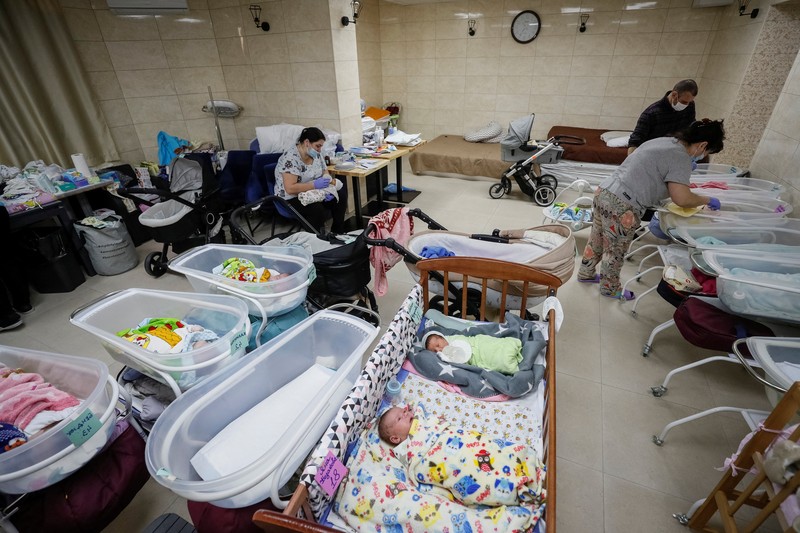 Puluhan bayi telantar di ruang bawah tanah Kyiv, Ukraina. (REUTERS/GLEB GARANICH) Puluhan bayi telantar di ruang bawah tanah Kyiv, Ukraina. (REUTERS/GLEB GARANICH)