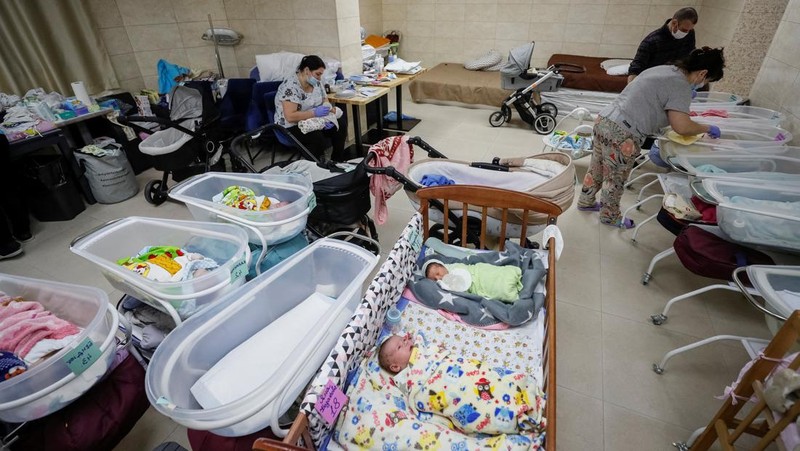 Puluhan bayi telantar di ruang bawah tanah Kyiv, Ukraina. (REUTERS/GLEB GARANICH)