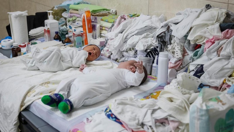 Puluhan bayi telantar di ruang bawah tanah Kyiv, Ukraina. (REUTERS/GLEB GARANICH)